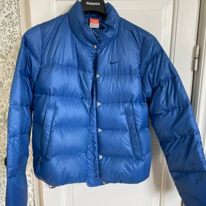 Vintage Nike Jacka - Nike puffer jacka i en skön blå färg köpt för mellan 15-20 år sedan, fortfarande i bra skick. Fattar inte riktigt storleken men passar väl någon som är runt 160 cm lång