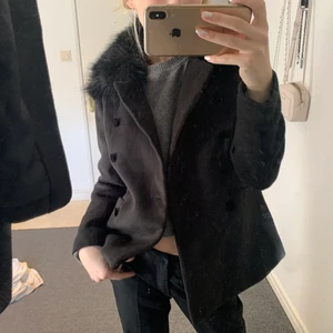 Kappa - Jättesöt svart kappa med pälskrage , Fint skick 