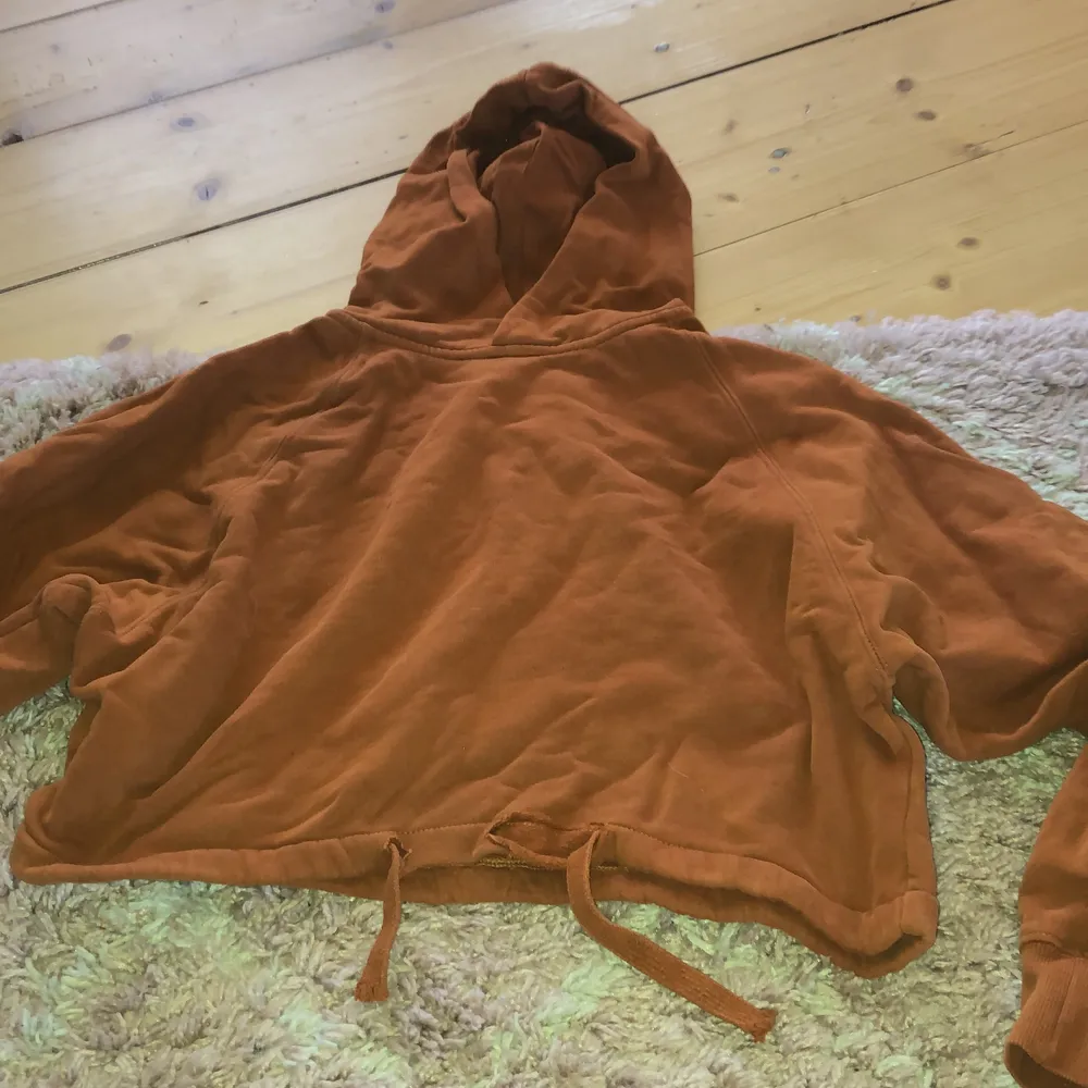 Säljer denna tröjan från Weekday i storlek XS, den är i en rostbrun färg. Är lite skrynklig som man kan se på bilden men annars är den fin i skicket. Är dock begagnad i skicket och använd en del. Säljer för 150 inklusive frakten💕. Hoodies.