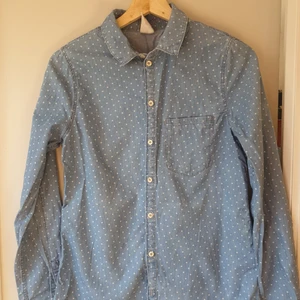 Skjorta - Prickig skjorta. Bra skick.