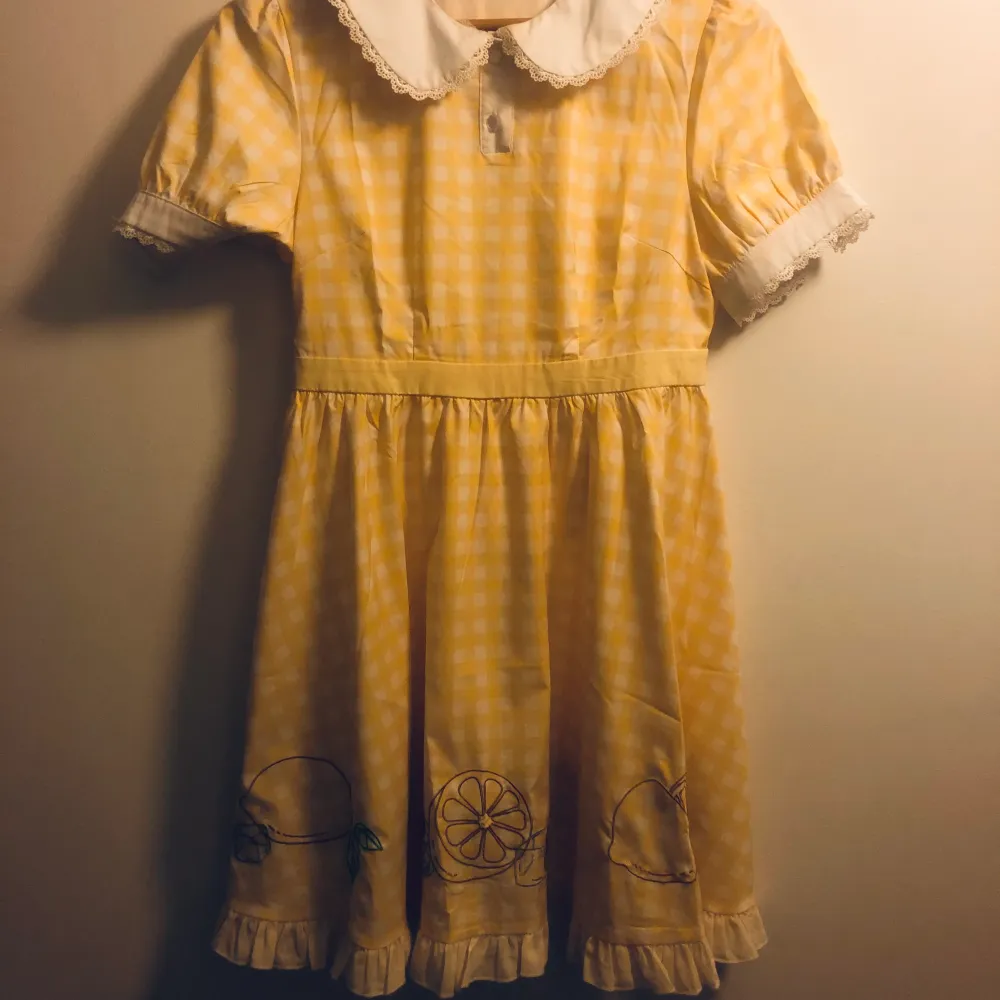 funderar på att sälja denna klänning jag köpte från kawaii i stockholm för några år sedan. den är en japansk storlek medium, ungefär XS-S här i sverige. :)). Klänningar.