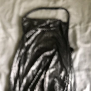 Vintage topp med silver  - Säljer denna festliga topp. Vet tyvärr inte märket på den, men den kommer från tidigt 2000-tal. Storlek ca XS-S. Kom privat vid intresse 