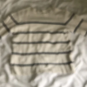 Mysig randig jumper från HM - Säljer denna mysiga tröja från H&M. Storlek 134/140. Kom privat vid intresse.