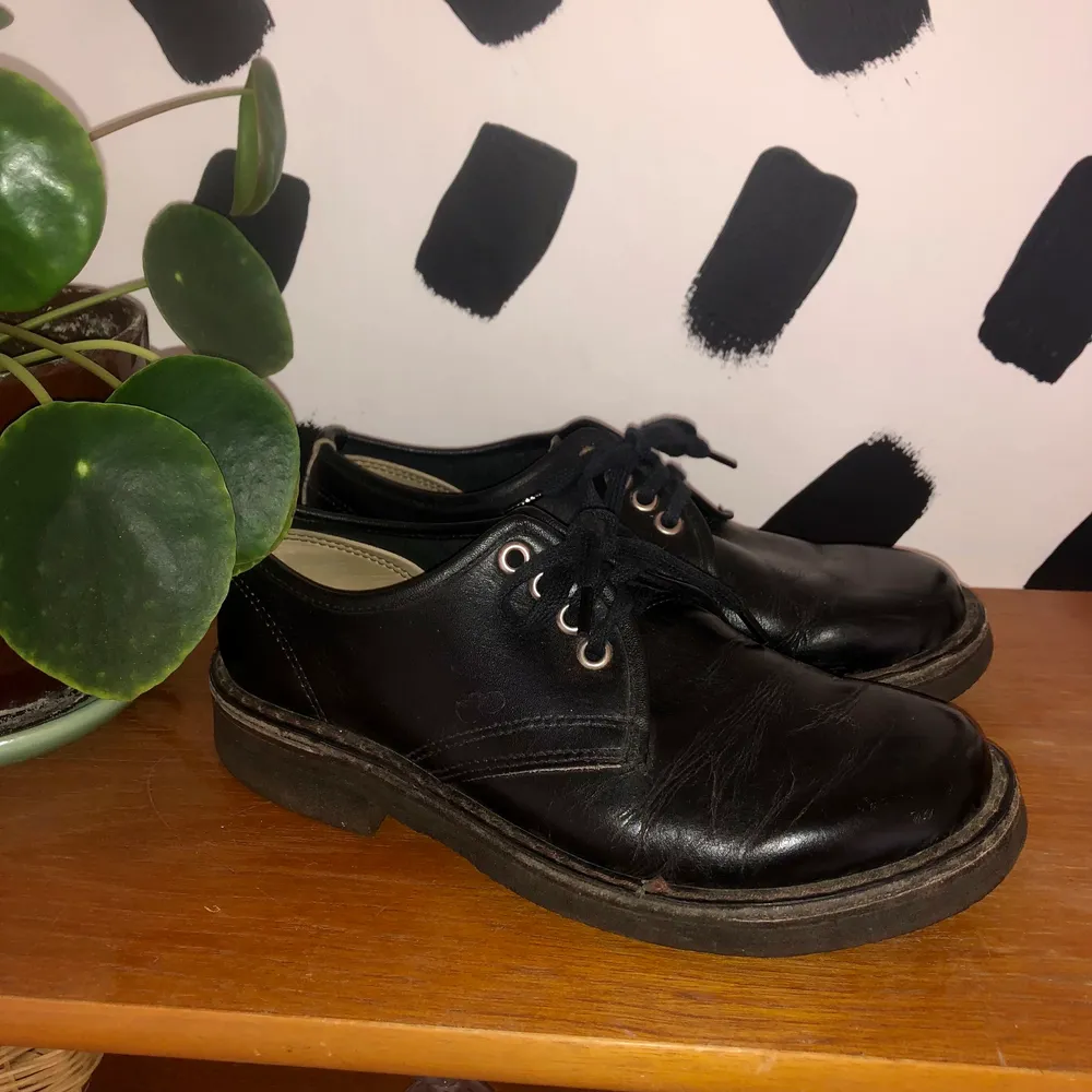 Coola svarta vintage Dr. Martens liknande skor. Hittar ingen storlek men skulle säga att de är i storlek 38.❗️Köparen står för frakten❗️Skriv om du har några frågor🌸 (Ej äkta Dr. Martens). Skor.