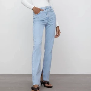 Zara jeans med slits - Säljer dessa ursnygga jeans med slits nertill och slitningar från Zara. Säljer dem då dem är för stora för mig :( använd vid 1 tillfälle, som nyskick!! Storlek 36 (skulle även passa mindre 38). Fråga om de något ni undrar💘