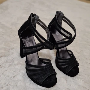 Klackskor  - Svarta bekväma klackskor i mycket bra skick och kvalité. Strl 36. Använd bara en gång. Priset går att diskutera. Skriv för mer info.