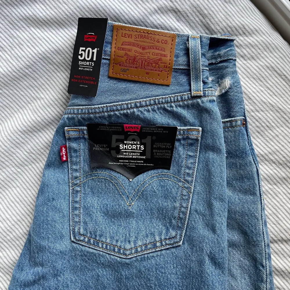 Helt nya shorts från Levi’s i modellen 501. Köpta för 599 kr, säljer för 200 kr + frakt. Skriv för fler bilder 😌. Shorts.