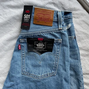 501 shorts från Levi’s - Helt nya shorts från Levi’s i modellen 501. Köpta för 599 kr, säljer för 200 kr + frakt. Skriv för fler bilder 😌