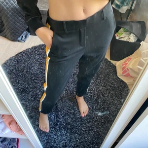 Kostymbyxor  - Skitsnygga kostymbyxor i storlek S/30 och det är stretch i midjan. De är i mycket bra skick då jag aldrig använt dem. Köpte de på Vero Moda och nu säljer jag dem för 200kr🤍
