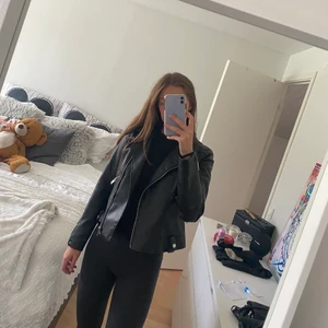 Läderjacka - En läderjacka med ett camo innertyg som detalj. Väldigt fint skick. Säljes pågrund av att den aldrig kommer till användning, använt 1-2 gånger. Storlek S. Priset går absolut att diskutera så hör av er vid intresse. 