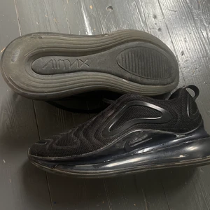 Nike air Max 720 svart - Intressekoll på mina svarta Nike air Max 720 köpta för ca 1200, dom är äkta och i nyschick, använda Max 10 gånger. Funkar till både tjejer och killar. BUDA PRIS FRÅN 700💕💕💕 