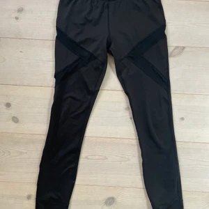 Träningstights från Nelly - Ett par träningstights med meshdetaljer från Nelly i storlek small. Sitter tight och har en shapingeffekt. Använt skick. (Frakt tillkommer)