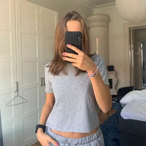 T-shirt Zara - Grå, lite ”fluffig” t-shirt med strass på ärmarna, från zara. Tröjan är lite kortare i modellen, dock inte helt ”cropped”. Knappt använd. 🌟🙌🏼✨ Köparen står för frakt!!