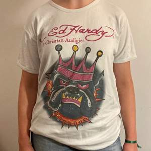 Coolaste Ed Hardy t-shirten i storlek XL. Bra skick och mycket bling bling.