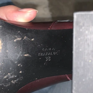 Röda boots  - Röda boots från Zara i storlek 38. De är finare i verkligheten, då jag inte är ett proffs på att ta bilder. De är använda ett par gånger. 