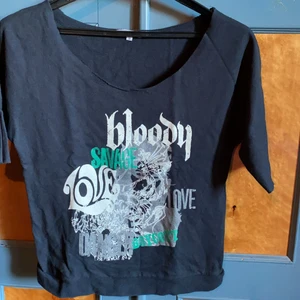 Björ Borg  - T-shirt med lite ärm som tillbringat mesta tiden i garderoben. Som synes är det vid halsringning.  Köpare betalar frakt 