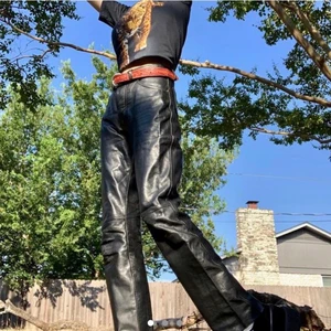 Vintage biker pants i läder - Säljer nu mina dösnygga western/biker läderbyxor från 90-talet då dem tyvärr legat oanvända alldeles för länge. Ett riktigt statement-piece som ser fantastiska ut med ett par klackar och en fin topp, kan kläs både upp och ner beroende på vilken stil man har ☺️ passa på! 