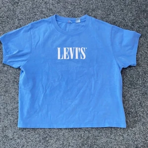 Levis T-shirt  - En jättefin blå levis T-shirt i storlek S, nyskick😊 150 kr eller bud i kommentera!
