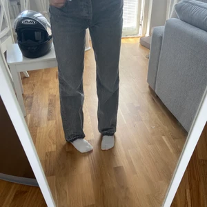 Zara jeans - Grå lågmidjade jeans från zara med en ros på bakfickan. Knappt använda🙏🏻🙏🏻🙏🏻 Buda eller köp direkt för 500 + frakt 💕💕 OBS. Budgivning slutar torsdag 12.00 istället för söndag