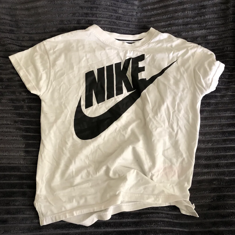 Vit Nike t shirt i storlek S, använd fåtal gånger. 😊. T-shirts.