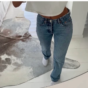 Raka jeans Zara - Ett par rakare jeans från zara i modellen mid rise, full length. Jag är 175 cm och dem är bra längd på mig. Lånade 2 första bilder, skriv för fler. Fint skick!