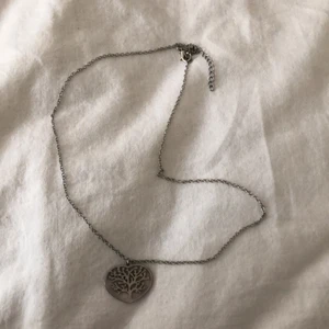 Halsband - Jätte gulligt vintage träd halsband med hjärta! Köpte det på Zara men det finns tyvärr inte längre. (Diskuterar pris i chatt)
