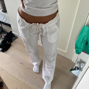 Roxy oceanside sea salt - Säljer mina Roxy linnebyxor som är väldigt populära just nu. Jag är 177 cm lång och har vanligtvis storlek S på zara jeans. XL var den enda storleken som inte var för kort på mig. Skulle däremot säga att dessa sitter mer som en M/L med justerbart band runt midjan.⚡️⚡️