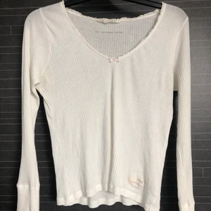 Odd Molly topp - Säljer denna superfina toppen från oddmolly då den inte längre kommer till användning! Har använts ett fåtal gånger men inte mer än så. Storleken är 1 vilket motsvarar S. Om fler är intresserade startas en budgivning💞