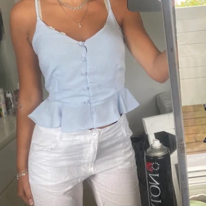 Blått linne! - Jätte gulligt blått linne från River Island som tyvärr aldrig kommer till användning, står ej någon storlek men passar mig som har S i vanliga fall! Frakt tillkommer med 66kr!