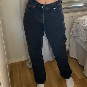 Svarta taiki jeans från monki. I princip oanvända, jag är 164/165 cm. (Smutsig spegel = inga fläckar på byxorna). Storlek 27, köparen står för frakten. :)