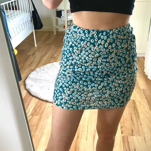 Blommig kjol - Supersöt blommig grön kjol som aldrig kommit till användning 💛 Frakt tillkommer!