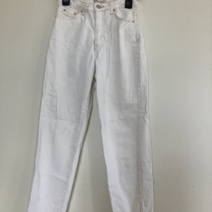 Vita Gina tricot jeans  - Vita jeans från Gina tricot. En resor i midjan som går att ta bort om man skulle vilja det. 