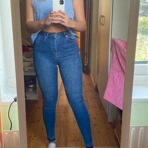 NA-KD blåa tajta jeans storlek 36 - Superfina jeans från NA-KD, i bra skick. Väldigt stretchiga och högmidjade, passar 36 och uppåt💕
