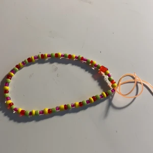 Sjusterbart armband - Du kan sjustera armbandet till din egen storlek                             I färgerna rosa, grön, Röd och gul