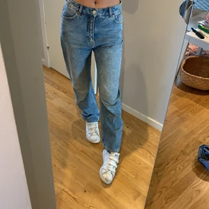 Monki Jeans - Byxor från Monki storlek 29. Jag på bilden är 164 cm. Säljer de eftersom att jag har två par, är ganska säker på att modellen inte längre säljs. 