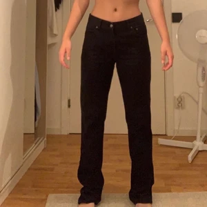 Lågmidjade - Snygga lågmidjade byxor köpta second hand säljer för de är för stora för mig, är 165cm💕