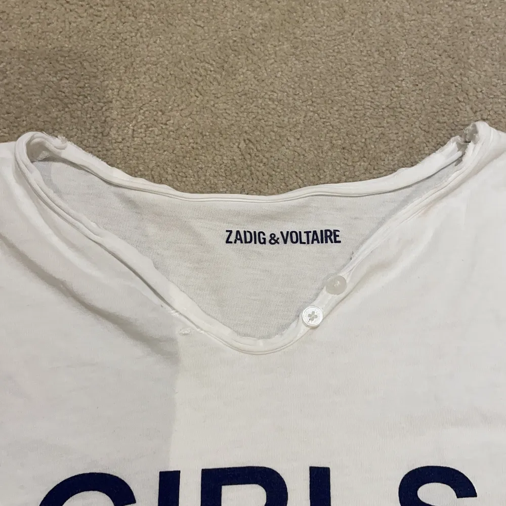 Säljer en superfin Zadig & Voltaire t-shirt ✨ bra skick och använd fåtal gånger, skriv vid intresse eller frågor 💗 tvättas innan den skickas . T-shirts.