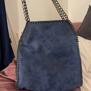 Stella McCartney, intressekoll!!!  - I en fin blå färg och även i bra skick! Det är crossover band på väskan också som inte syns på bilden. Skriv privat för mer frågor🦋