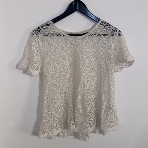 Spetsblus strl S - Säljer denna spetsblus från vila. Fanns ingenstans det står storlek men skulle tro att det är S. Pris 50kr + frakt🌸
