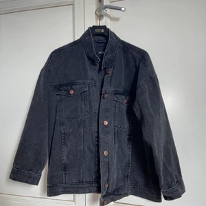 Classic Denim Jacket Storlek M  - Säljer denna fina jackan från Monki som är använd en gång (nyskick), nypris 400kr :)