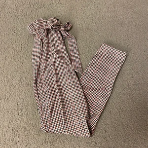 Kostymbyxor i storlek 34 - Kostymbyxor från BooHoo, riså i midjan med band fram. 