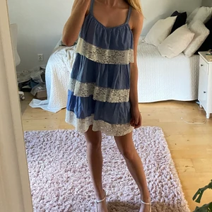 H&M klänning - Superfin blå klänning med spetsvolanger från H&M, jättebra skick!💕