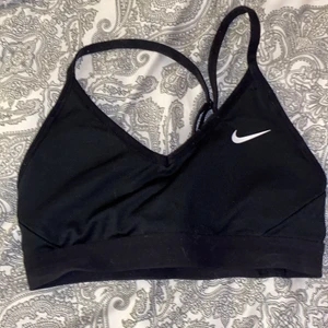Nike träningstopp - En fin träningstopp från nike i storlek Xs. Den är knappt använd då den inte passar. Skriv private för mer information💕