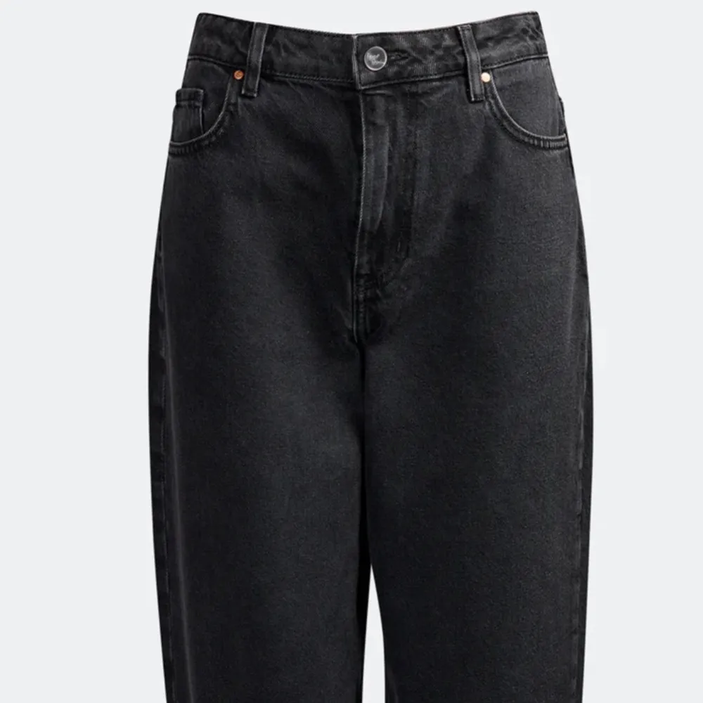 Supersköna byxor jeans från bikbok, tyvärr blivit för stora för mig! Sitter som en ungefärlig M/L || Nypris: 599:-. Jeans & Byxor.