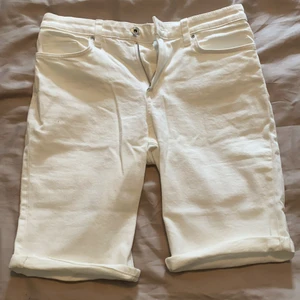 Trekvartsbyxor HM strl 38 - Vita trekvartsbyxor från HM. Oanvända. Strl 38. 