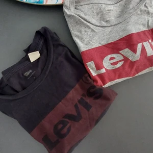 Levis tshirt  - Båda för 150kr