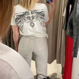 Beiga Zara jeans - Säljer mina beiga jeans från zara då de aldrig kommer till användning, de är använda endast 2 gånger! Dragkedjan är trasig men går lätt att laga🥰 frakt ingår inte