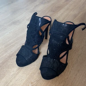 Stilettklackar från Nelly strl 39 - Stilettklackar med spänne runt vristen. Strl 39. Använda 2 gånger.