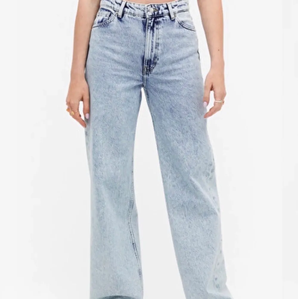 jeans köpta på monki tidigare i år, lite slitningar längst ner hör av dig för fler bilder! . Jeans & Byxor.