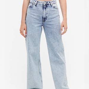 jeans köpta på monki tidigare i år, lite slitningar längst ner hör av dig för fler bilder! 